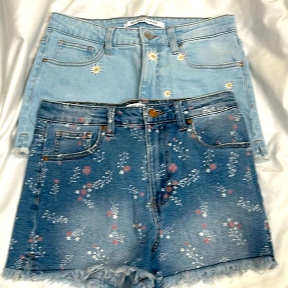2 Pairs of Celebrity Pink Floral Printed Denim Cotton Blend Shorts Size 9 - Picture 1 of 8